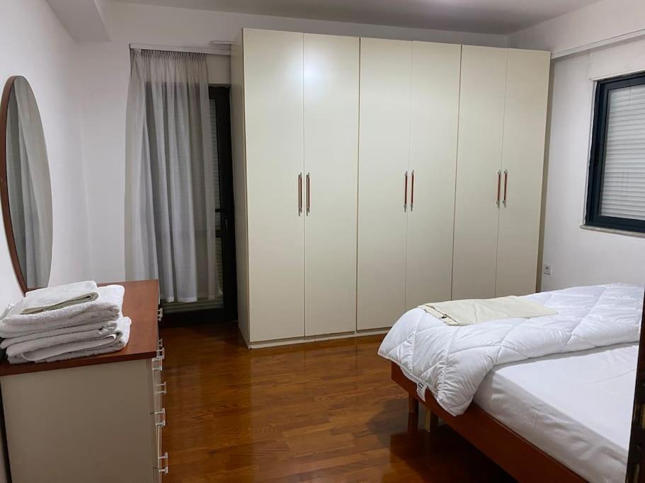 Downtown Bllok 2br, Large Patio, Ac-wifi Tirana