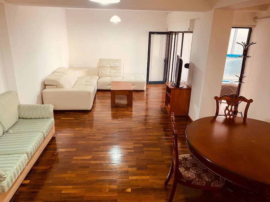 Downtown Bllok 2br, Large Patio, Ac-wifi Apartment *