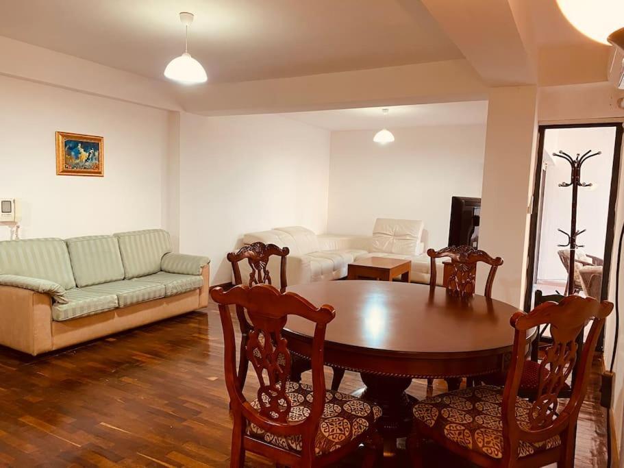 Downtown Bllok 2br, Large Patio, Ac-wifi Apartment *